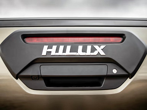 Тюнинг для Накладка Hilux Pick Up 2015 +,  на крышу задней двери , надпись хром