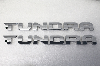 Надпись Tundra , хром